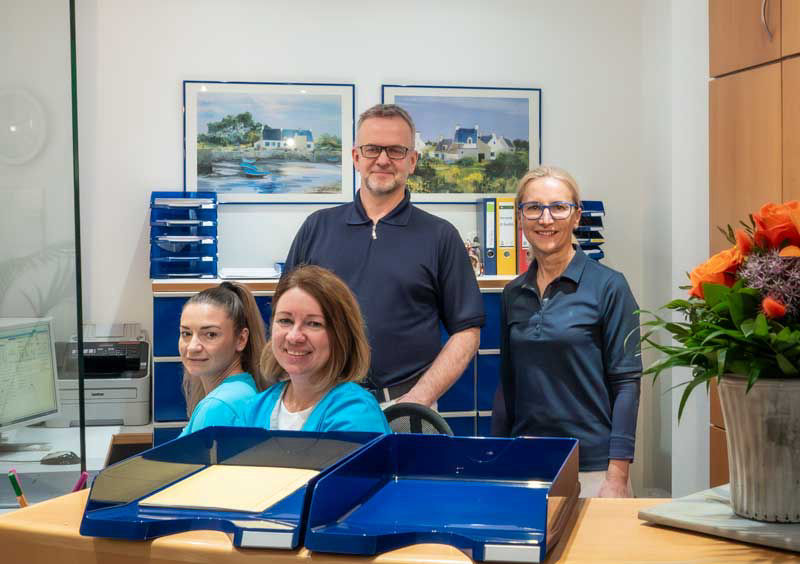 vier Mitarbeiter im Büro