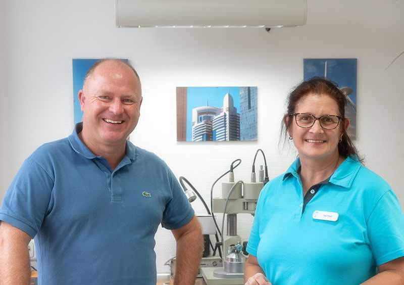 Zahntechniker und Zahntechnikerin in der Werkstatt