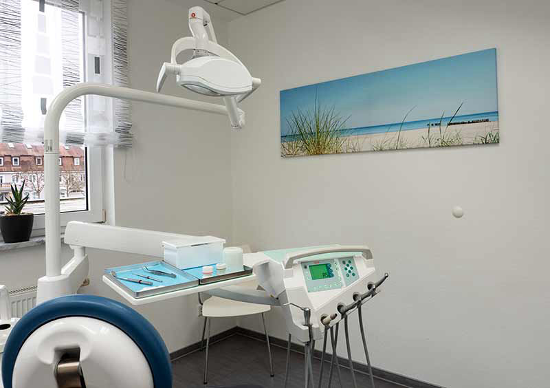 Nahmaufnahme Lampe, Besteck im Behnadlungsraum